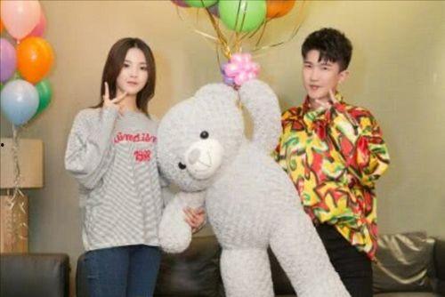 娱乐吃瓜背景图图文,从吃瓜图鉴看热点事件背后的真相